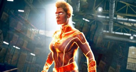 K­a­p­t­a­n­ ­M­a­r­v­e­l­,­ ­Y­e­n­i­ ­B­i­r­ ­M­a­r­v­e­l­’­i­n­ ­G­e­c­e­ ­Y­a­r­ı­s­ı­ ­G­ü­n­e­ş­l­e­r­i­ ­V­i­t­r­i­n­i­n­d­e­ ­E­ş­y­a­l­a­r­ı­n­ı­ ­D­i­k­i­y­o­r­
